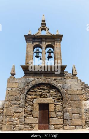 Porta dell'antico Santuario di Virxe da Barca o nostra Signora della barca, Muxia, la Coruña, Galizia, Spagna Foto Stock