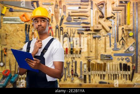 pensare costruttore con appunti e matita Foto Stock