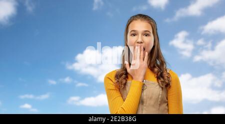 adolescente ragazza che chiude la bocca a mano o sbadigliare Foto Stock