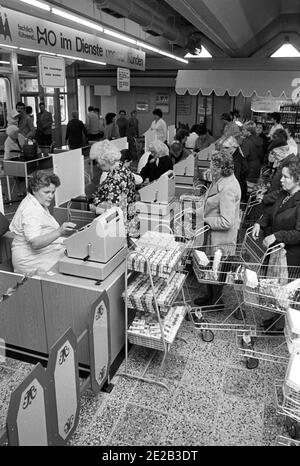 15 novembre 1985, Sassonia, Eilenburg: Nell'autunno 1985 è stato consegnato un nuovo centro commerciale nella nuova area edile di Eilenburg Est. Data esatta della registrazione non nota. Foto: Volkmar Heinz/dpa-Zentralbild/ZB Foto Stock