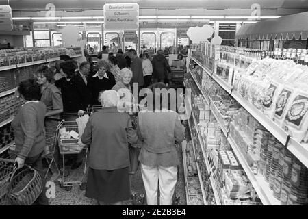 15 novembre 1985, Sassonia, Eilenburg: Nell'autunno 1985 è stato consegnato un nuovo centro commerciale nella nuova area edile di Eilenburg Est. Data esatta della registrazione non nota. Foto: Volkmar Heinz/dpa-Zentralbild/ZB Foto Stock