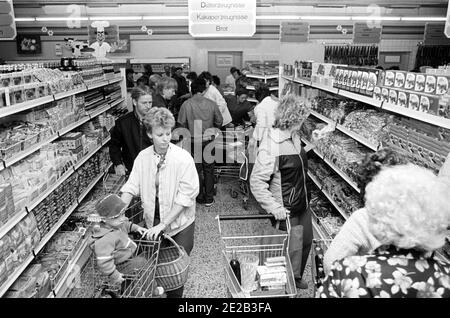 15 novembre 1985, Sassonia, Eilenburg: Nell'autunno 1985 è stato consegnato un nuovo centro commerciale nella nuova area edile di Eilenburg Est. Data esatta della registrazione non nota. Foto: Volkmar Heinz/dpa-Zentralbild/ZB Foto Stock