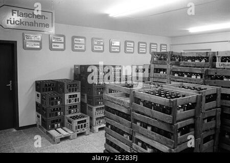 15 novembre 1985, Sassonia, Eilenburg: Nell'autunno 1985 è stato consegnato un nuovo centro commerciale nella nuova area edile di Eilenburg Est. Data esatta della registrazione non nota. Foto: Volkmar Heinz/dpa-Zentralbild/ZB Foto Stock