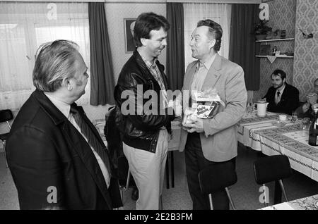 15 novembre 1985, Sassonia, Eilenburg: Nell'autunno 1985 è stato consegnato un nuovo centro commerciale nella nuova area edile di Eilenburg Est. Data esatta della registrazione non nota. Foto: Volkmar Heinz/dpa-Zentralbild/ZB Foto Stock