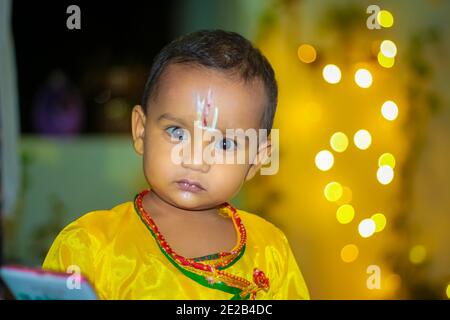 Carino bambino Boy su carico krishna fuga per krishna festival. Baby Boy vestito come piccolo Krishna. Foto Stock