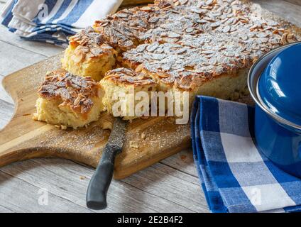 torta di mele fatta in casa con condimento di mandorle su tavola di legno Foto Stock