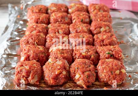 spiedini di carne macinati crudi e non cotti Foto Stock