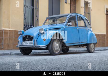 SABADELL, SPAGNA-12 GENNAIO 2021: 1975 CITROEN 2CV 6 CT Foto Stock