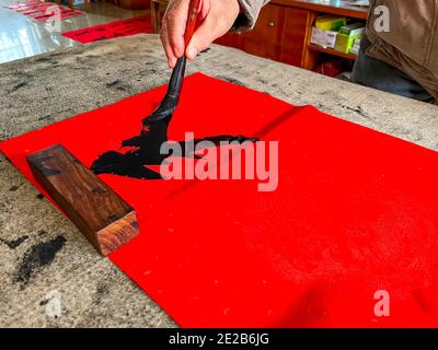 Un calligrafo sta creando e scrivendo i couplets del festival di primavera, il festival cinese di primavera di Capodanno Foto Stock