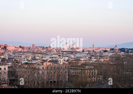 Vista all'alba del centro di Roma, Italia, da Trastevere, sul fiume Tevere. Monumento a Vittorio Emanuele II, la Chiesa di Sant Andrea della Valle. Foto Stock