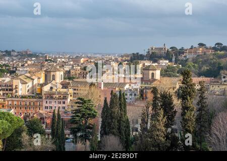 Vista dai tetti di Trastevere, Roma, Italia, guardando verso est. Foto Stock