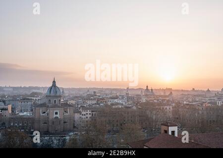 Vista suggestiva dell'alba su Roma, Italia, da Trastevere. Chiesa di San Giovanni Battista dei Fiorentini sul Tevere in primo piano Foto Stock