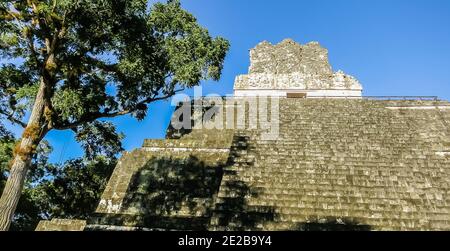 Tempio delle Maschere, El Petén, Grand Plaza, il Parco Nazionale di Tikal, Yucatan, Guatemala Foto Stock