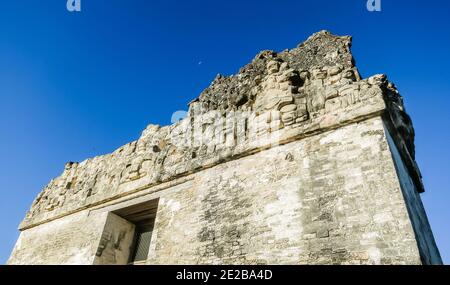 Frammento di Tempio delle maschere, El Peten, Grand Plaza, Parco Nazionale Tikal, Yucatan, Guatemala Foto Stock