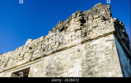 Frammento di Tempio delle maschere, El Peten, Grand Plaza, Parco Nazionale Tikal, Yucatan, Guatemala Foto Stock