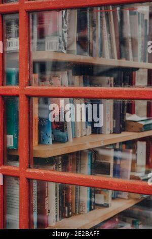 Combe St Nicholas, UK - 25 luglio 2020: Scambio di libri all'interno della scatola telefonica rossa a Combe St Nicholas, un villaggio nel Somerset, sul bordo del Blackdown Hi Foto Stock