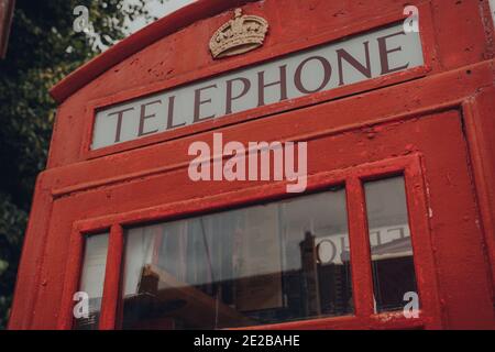 Combe St Nicholas, UK - 25 luglio 2020: Primo piano di scambio libro all'interno della scatola telefonica rossa a Combe St Nicholas, un villaggio nel Somerset sul bordo del B Foto Stock