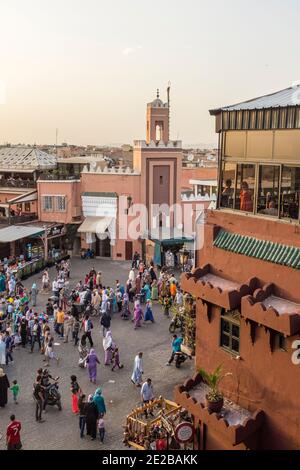 La piazza principale di Marrakech, Jemaa el-Fnaa, in prima serata, Marocco Foto Stock