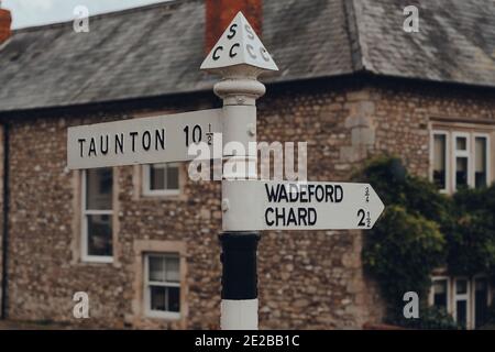 Combe St Nicholas, Regno Unito - 25 luglio 2020: Indicazioni stradali su una strada a Combe St Nicholas, un villaggio e una parrocchia a Somerset, ai margini del Blackdo Foto Stock