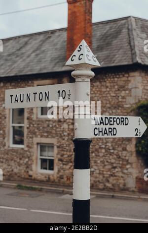 Combe St Nicholas, Regno Unito - 25 luglio 2020: Indicazioni stradali su una strada a Combe St Nicholas, un villaggio e una parrocchia a Somerset, ai margini del Blackdo Foto Stock