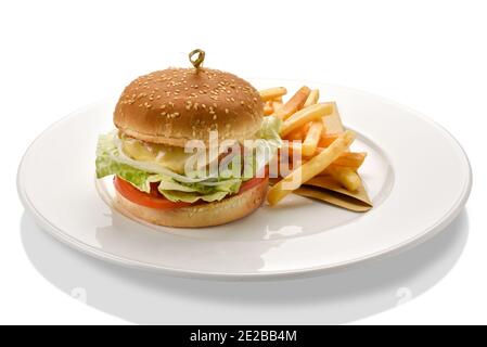 Hamburger e patatine fritte in piastra bianca isolata su bianco sfondo Foto Stock
