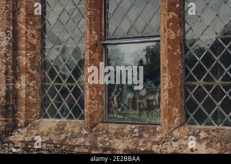 Combe St Nicholas, UK - 25 luglio 2020: Finestra ornata della Chiesa di San Nicola in Combe St Nicholas, un villaggio nel Somerset, sul bordo del Blackdow Foto Stock