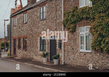 Combe St Nicholas, Regno Unito - 25 luglio 2020: Tradizionale casa in pietra inglese a Combe St Nicholas, un villaggio e parrocchia nel Somerset, sul bordo del Blac Foto Stock