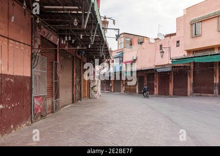 Tranquilla mattina presto a Marrakech, prima che i negozi e le bancarelle sono aperti, Marocco Foto Stock