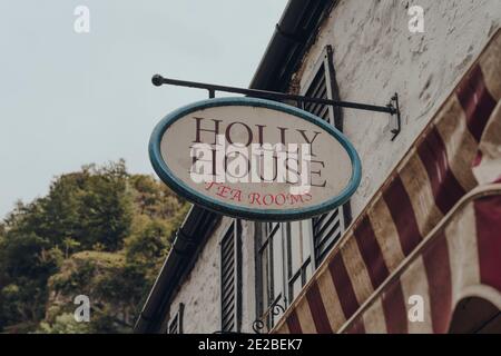 Cheddar, Regno Unito - 26 luglio 2020: Insegna fuori le sale da tè di Holly House a Cheddar, un villaggio famoso per la sua Gola ed è il luogo di nascita di famosi chee Foto Stock