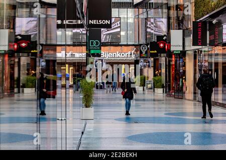 L'AIA, PAESI BASSI - GENNAIO 13: Vista di una strada commerciale quasi deserta nel centro della città il 13 gennaio 2021 a l'Aia, Paesi Bassi. Martedì sera, il primo ministro Mark Rutte ha annunciato che l'attuale rigido blocco del coronavirus sarà prorogato fino al 9 febbraio. (Foto di Niels Wenstedt/BSR Agency/Alamy Live News) Foto Stock