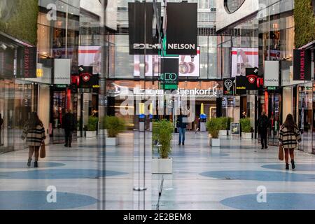 L'AIA, PAESI BASSI - GENNAIO 13: Vista di una strada commerciale quasi deserta nel centro della città il 13 gennaio 2021 a l'Aia, Paesi Bassi. Martedì sera, il primo ministro Mark Rutte ha annunciato che l'attuale rigido blocco del coronavirus sarà prorogato fino al 9 febbraio. (Foto di Niels Wenstedt/BSR Agency/Alamy Live News) Foto Stock