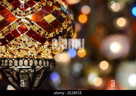 Istanbul, Turchia - 28 novembre 2012: Luci a Kapalıçarşı Mercan Kapısı Foto Stock