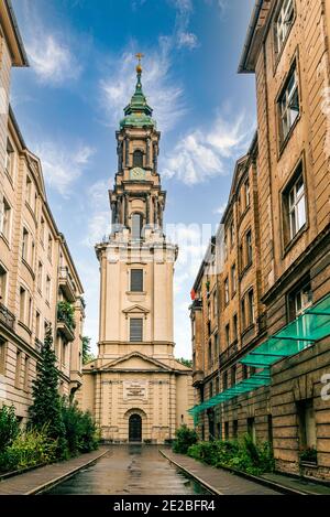Berlino, Germania - 29 luglio 2019: Bella vista della Chiesa di Sophien al tramonto contro il cielo blu dopo la pioggia Foto Stock