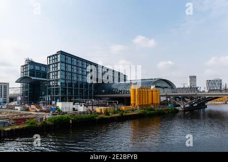 Berlino, Germania - 30 luglio 2019: Stazione ferroviaria centrale di Berlino. Berlino - Hauptbahnhof. Moderna architettura in vetro Foto Stock