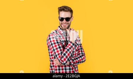 ragazzo elegante con un look alla moda camicetta a scacchi e occhiali, guardaroba. Foto Stock