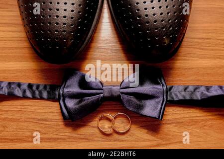 matrimonio mattina, set di sposi - scarpe, anelli, farfalla Foto Stock