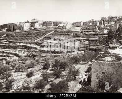 Fotografia d'epoca del XIX secolo: Chiesa della Natività e vista sulla città di Betlemme. Betlemme è una città palestinese a sud di Gerusalemme, in Cisgiordania. Foto Stock