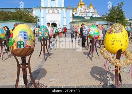 Kiev, Ucraina - 01 Maggio 2017: Dipinto uova. Street Festival di grandi uova di Pasqua sulla piazza Mikhailovska Foto Stock