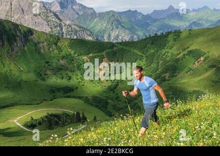 Uomo che fa esercizio di nordic walking Foto Stock