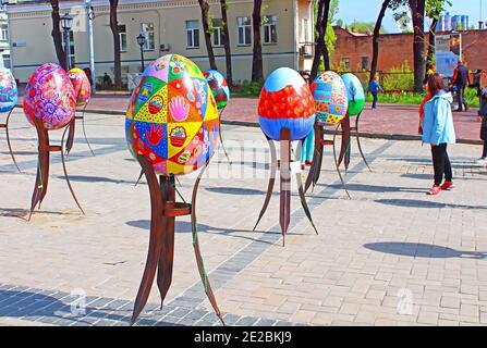 Kiev, Ucraina - 01 Maggio 2017: Dipinto uova. Street Festival di grandi uova di Pasqua sulla piazza Mikhailovska Foto Stock