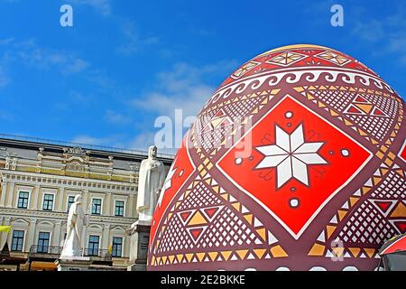 Kiev, Ucraina - 01 Maggio 2017: Grande uovo di pasqua. Street Festival di grandi uova di Pasqua sulla piazza Mikhailovska Foto Stock