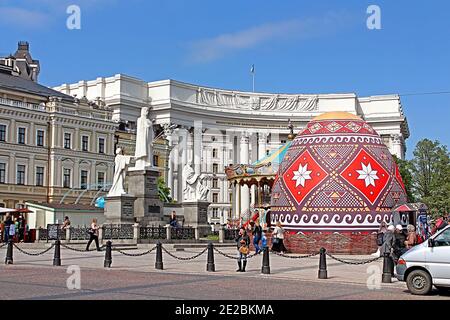 Kiev, Ucraina - 01 Maggio 2017: Grande uovo di pasqua. Street Festival di grandi uova di Pasqua sulla piazza Mikhailovska Foto Stock