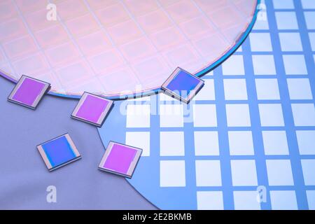 Diversi wafer di silicio con circuito stampato e microchip separati. Foto Stock