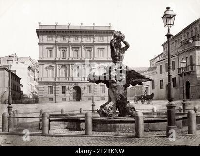 Foto d'annata del XIX secolo: Fontana del Tritone è una fontana seicentesca di Roma, opera dello scultore barocco Gian Lorenzo Bernini. Immagine circa 1880 Foto Stock