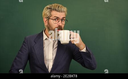 Pranzo per insegnante. Dipendenza dal caffè. Carica di energia per tutto il giorno. Dose di caffeina. Insegnante in bicchieri bere caffè chalkboard sfondo. Concetto di ottimismo. Piacevole sorso. Pausa caffè e relax. Foto Stock