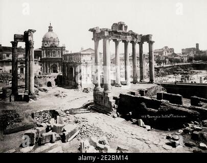 Fotografia d'annata del XIX secolo: Rovine romane nel Foro, roma, Italia, immagine del 1880 circa. Foto Stock