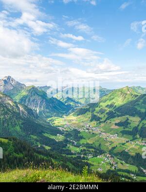 Splendida vista su Kleinwalsertal Foto Stock