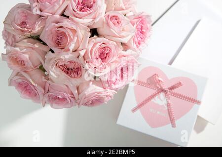 Rosa Rosa Rosa o'hara. Bouquet di rose rosa con la scatola rosa come regalo per San Valentino. Spazio di copia Foto Stock