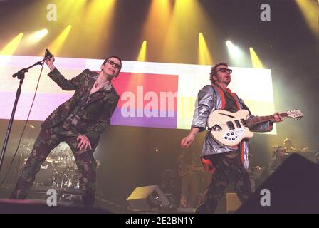 L'Eurythmics in concerto alla Wembley Arena di Londra, Regno Unito. 18 novembre 1999 Foto Stock