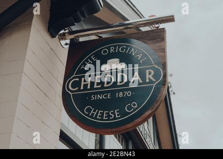 Cheddar, Regno Unito - 26 luglio 2020: Firma all'esterno del negozio originale Cheddar Cheese Co a Cheddar, un villaggio famoso per la sua gola ed è il luogo di nascita dell'erba Foto Stock